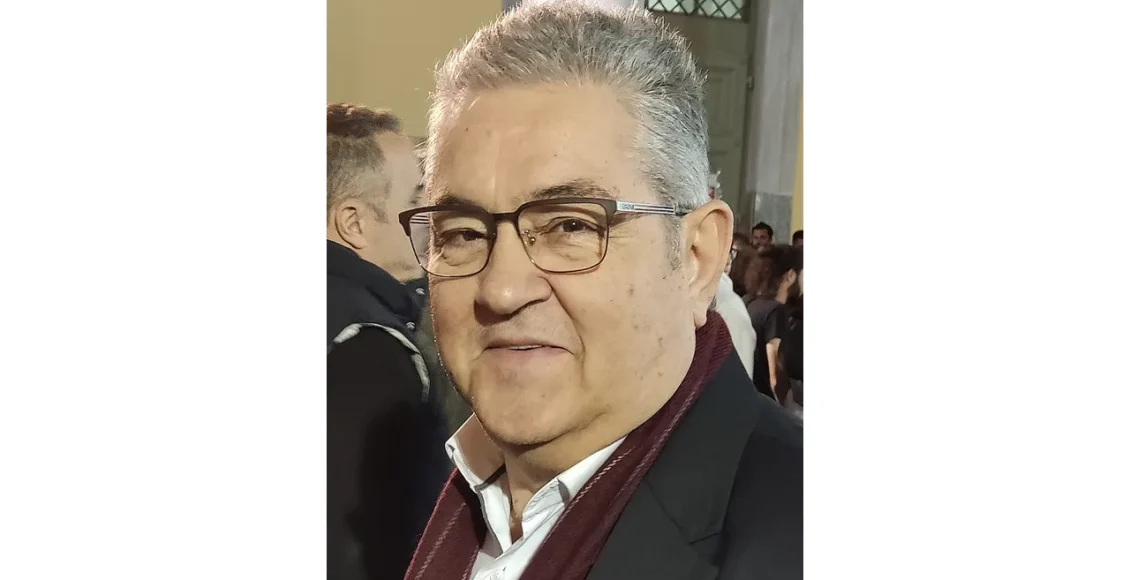 Δημήτρης Κουτσούμπας άκουσε ηπειρώτικα κάλαντα και χόρεψε – Όλες οι εξελίξεις – Ο Δημήτρης Κουτσούμπας άκουσε ηπειρώτικα κάλαντα και χόρεψε με την Αδελφότητα Κεράσοβο σε μια ζεσ...