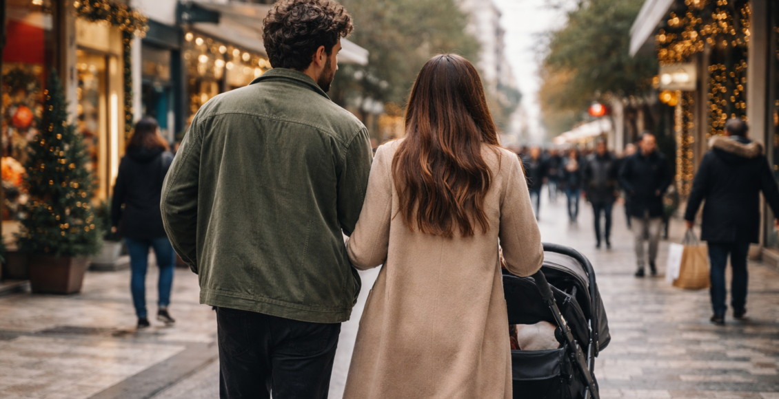 Ελλάδα: Ίαν Στρατής και Μαίρη Συνατσάκη με την κόρη τους σε οικογενειακή φωτογραφία για τις γιορτές – Ο Ίαν Στρατής και η Μαίρη Συνατσάκη μοιράζονται οικογενειακή φωτογραφία με ...