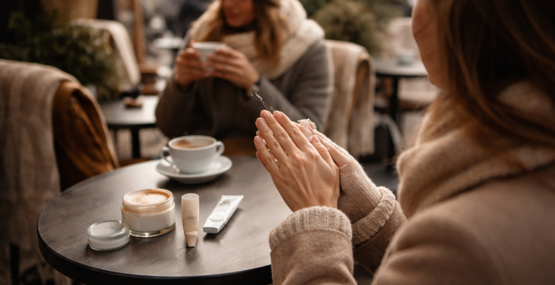 Πώς να φροντίσετε το δέρμα σας τον χειμώνα – Όλες οι λεπτομέρειες – Μάθετε πώς να φροντίζετε το δέρμα σας τον χειμώνα με απλές, ήπιες μεθόδους για ενυδάτωση και προστασία από ξη...