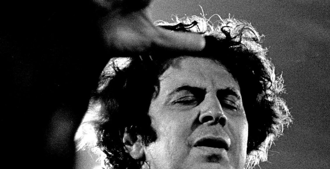 Ο σπουδαίος Έλληνας Μίκης Θεοδωράκης πίσω από τον διεθνή μουσικό – Οι λεπτομέρειες της εκδήλωσης – Ανακαλύψτε το συλλεκτικό λεύκωμα για τα 100 χρόνια του Μίκη Θεοδωράκη, που απο...